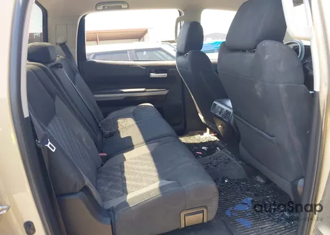 2018 Toyota Tundra Sr5 5.7L V8 z USA, uszkodzony, nr VIN 5TFDW5F17JX749304